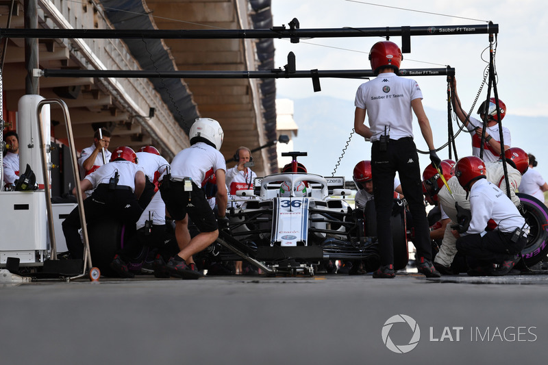 Antonio Giovinazzi, Sauber C37 pit stop