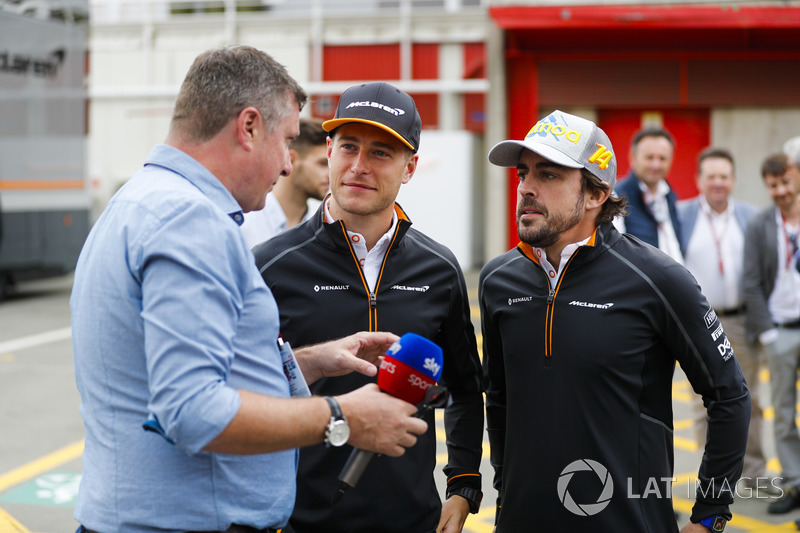 Stoffel Vandoorne, McLaren, e Fernando Alonso, McLaren,parla con David Croft di Sky television