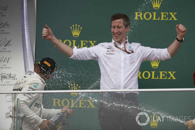 Lewis Hamilton, Mercedes AMG F1, eerste plaats, spuit met champagne