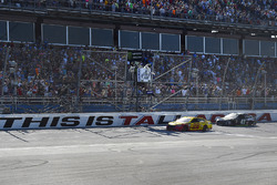 Joey Logano, Team Penske, Ford Fusion Shell Pennzoil se lleva la bandera a cuadros