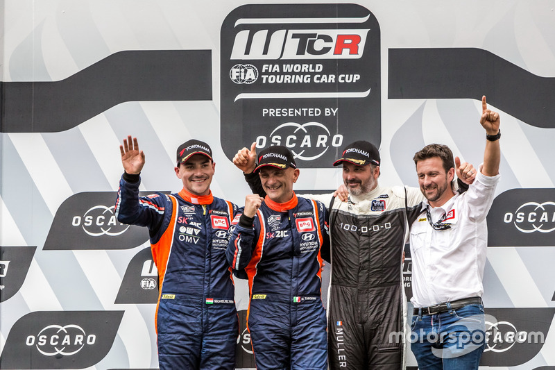 Podium: Racewinnaar Gabriele Tarquini, BRC Racing Team Hyundai i30 N TCR, tweede plaats Norbert Michelisz, BRC Racing Team Hyundai i30 N TCR, derde plaats Yvan Muller, YMR Hyundai i30 N TCR