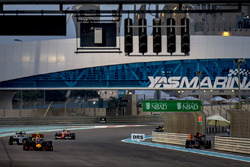 Max Verstappen, Red Bull Racing RB12, voor Nico Rosberg, Mercedes F1 W07 Hybrid, en Kimi Raikkonen,