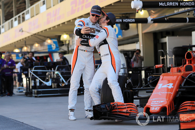 Fernando Alonso besa a Stoffel Vandoorne en la sesión de fotos del equipo McLaren