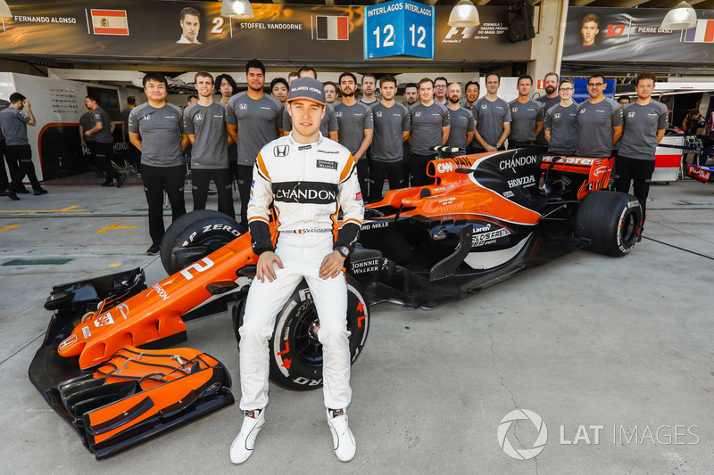 Stoffel Vandoorne, McLaren, with his team at the McLaren team photo call