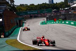 Kimi Raikkonen, Ferrari SF70H, Max Verstappen, Red Bull Racing RB13