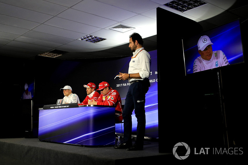 Ganador de la carrera Valtteri Bottas, Mercedes AMG F1 Sebastian Vettel, Ferrari, Kimi Raikkonen, Ferrari y Matteo Bonciani, Delegado de medios de comunicación de la FIA en la Conferencia de prensa