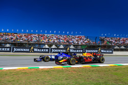 Marcus Ericsson, Sauber C36 and Daniel Ricciardo, Red Bull Racing RB13 battle