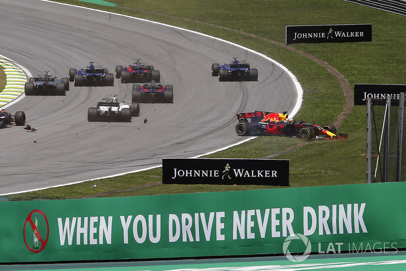 Daniel Ricciardo, Red Bull Racing RB13 y Stoffel Vandoorne, McLaren MCL32 chocan al inicio