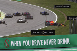 Daniel Ricciardo, Red Bull Racing RB13 and Stoffel Vandoorne, McLaren MCL32 collide at the start of