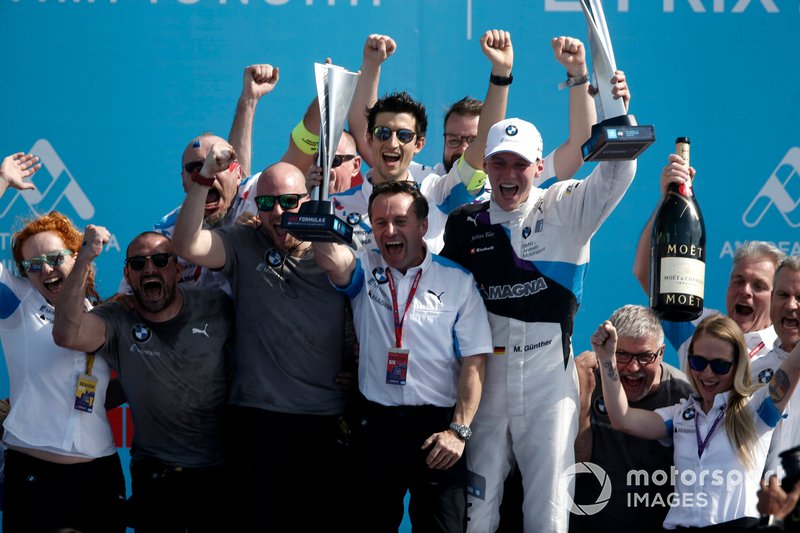 Roger Griffiths, Team Principal, BMW i Andretti Motorsports, Maximilian Günther, BMW i Andretti Motorsports celebrate victory with the team on the podium