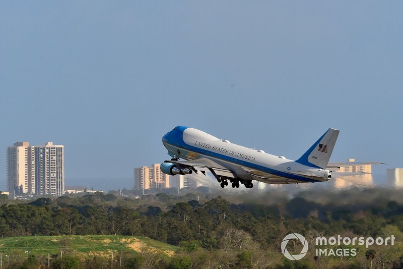 Donald J Trump, el Presidente de Estados Unidos y Grand Marshall para la Daytona 500 se va en su Air Force One