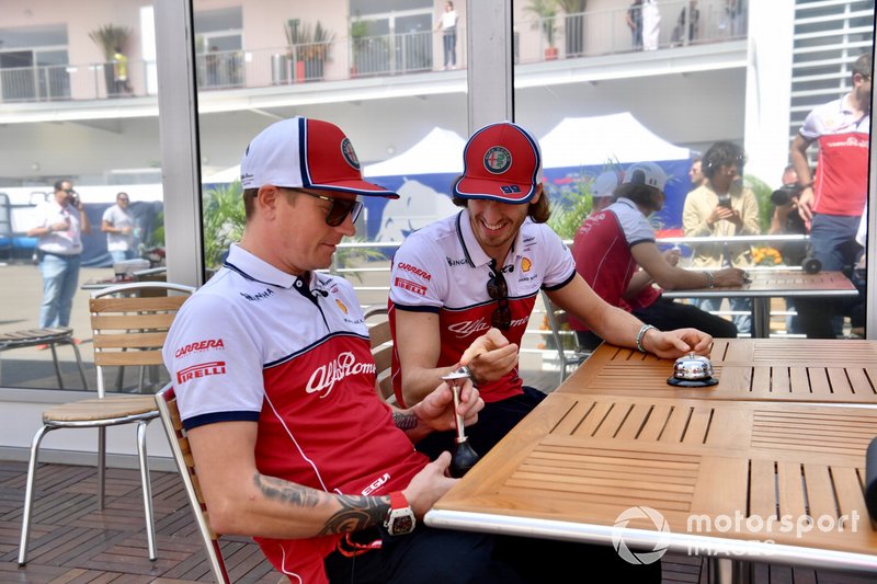 Kimi Raikkonen, Alfa Romeo Racing y Antonio Giovinazzi, Alfa Romeo Racing