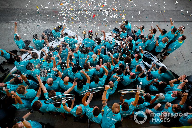 El equipo Mercedes celebra su sexto Mundial de constructores consecutivo