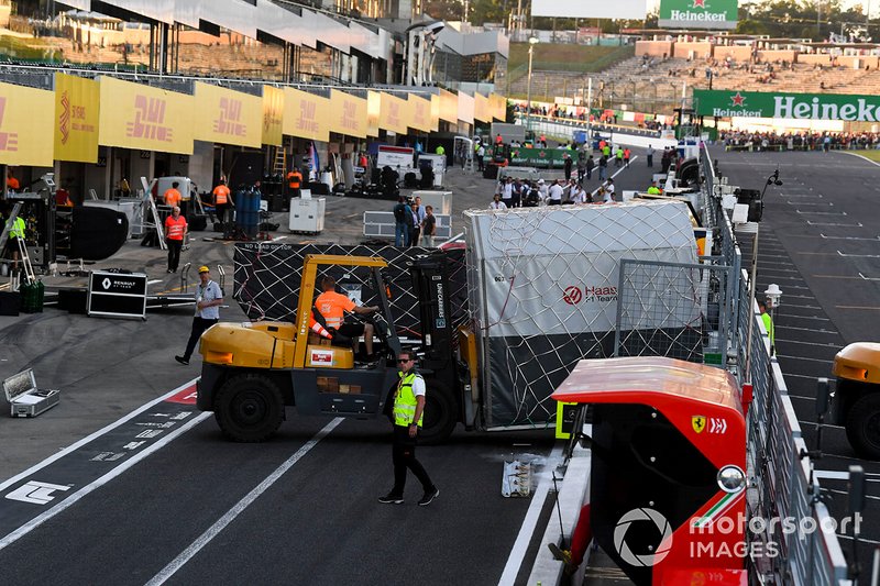 Contenedores preparados en el pitlane