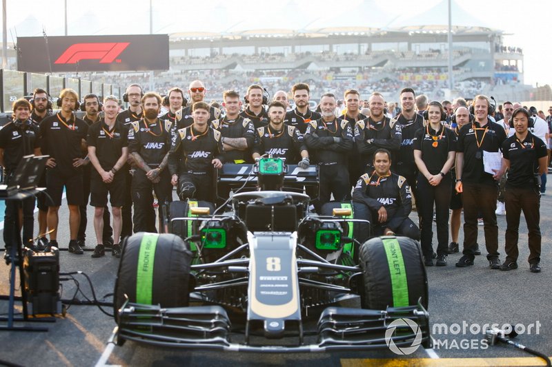 Los mecánicos de Haas posan con el Romain Grosjean Haas F1 Team VF-19