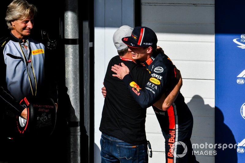 Il poleman Max Verstappen, Red Bull Racing riceve il Pirelli Pole Position Award da Rubens Barrichello