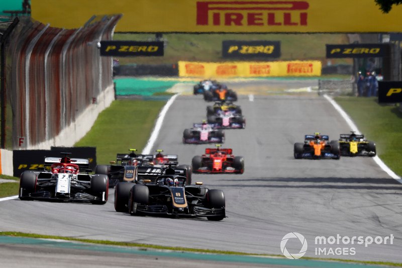 Romain Grosjean, Haas F1 Team VF-19, Kimi Raikkonen, Alfa Romeo Racing C38, y Kevin Magnussen, Haas F1 Team VF-19