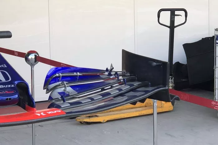 トロロッソSTR14 シーズン終盤のフロントウイング 
