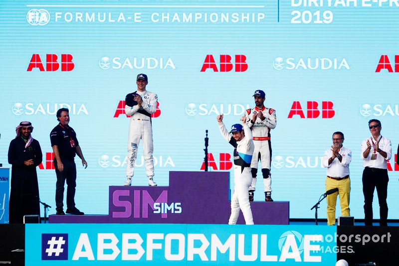 Alexander Sims, BMW I Andretti Motorsports, BMW iFE.20, festeggia sul podio dopo aver vinto la gara