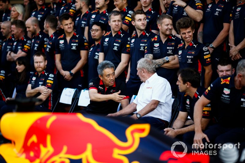 Helmut Marko, Consultant, Red Bull Racing, et Masashi Yamamoto, directeur général, Honda Motorsport, discutent avant la photo de groupe