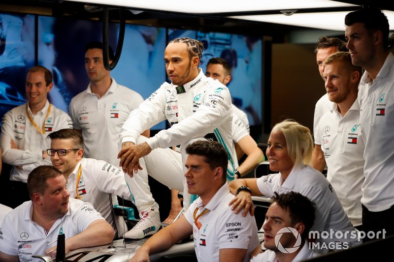 Lewis Hamilton, Mercedes AMG F1, posa para la foto de grupo