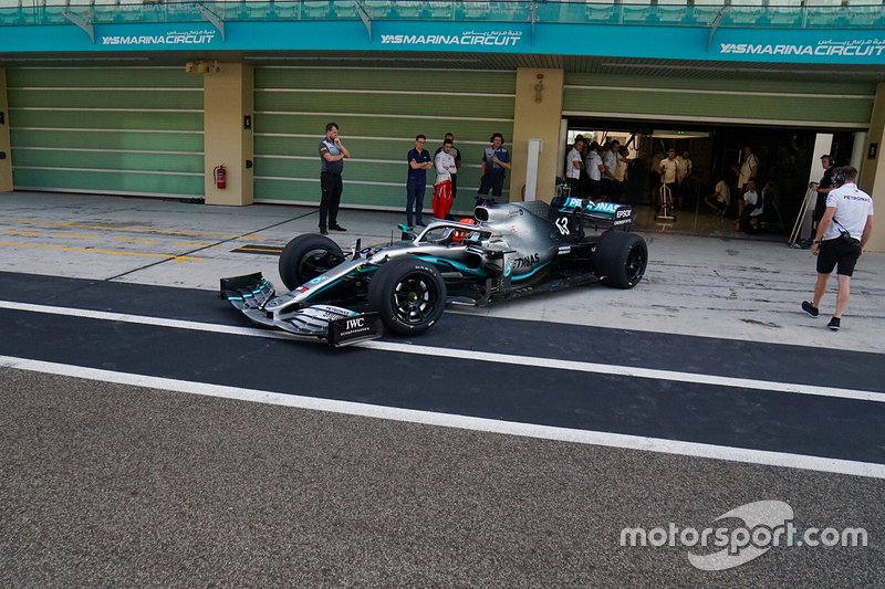 George Russell sulla Mercedes mule car a Yas Marina per la seconda giornata di test con le gomme Pirelli da 18 pollici per il 2021