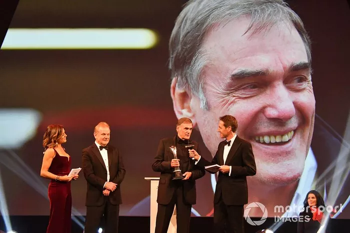 Dick Bennetts recibe el Premio Gregor Grant