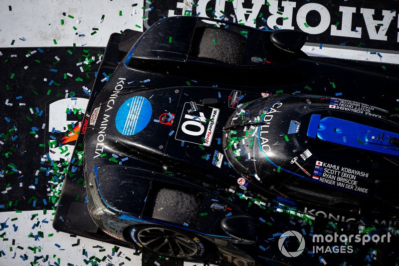#10 Wayne Taylor Racing Cadillac DPi: Renger Van Der Zande, Ryan Briscoe, Scott Dixon festeggiano la vittoria