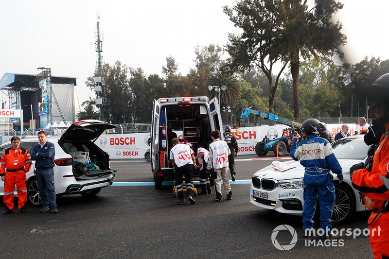 Daniel Abt, Audi Sport ABT Schaeffler es puesto en una ambulancia
