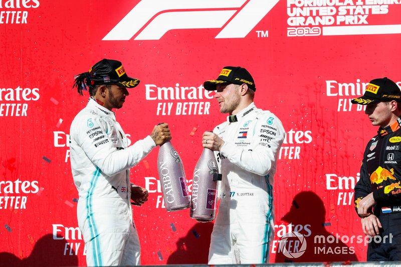 Podio: segundo lugar Lewis Hamilton, Mercedes AMG F1, ganador de la carrera Valtteri Bottas, Mercedes AMG F1, y el tercer lugar Max Verstappen, Red Bull Racing