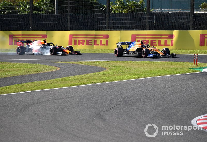 Carlos Sainz Jr., McLaren MCL34, devant Alex Albon, Red Bull RB15