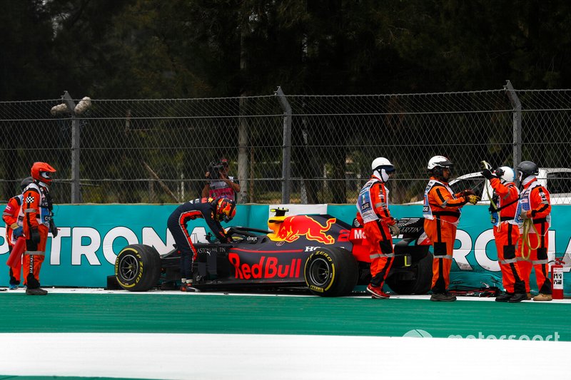Alex Albon, Red Bull RB15 crashes in FP2