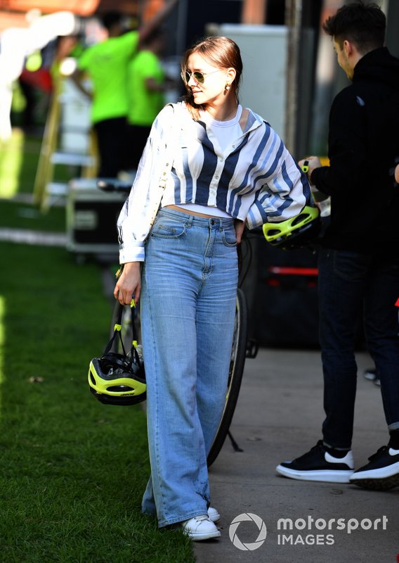 Charles Leclerc, Ferrari, va in bicicletta in pista con la sua ragazza Charlotte Sine