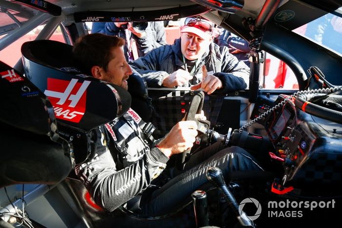 Romain Grosjean, Haas F1 Team VF-19, se sube al coche del piloto de la Copa NASCAR Tony Stewart