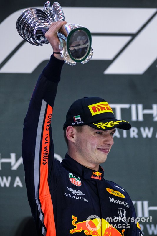 Max Verstappen, Red Bull Racing, secondo classificato, con il trofeo