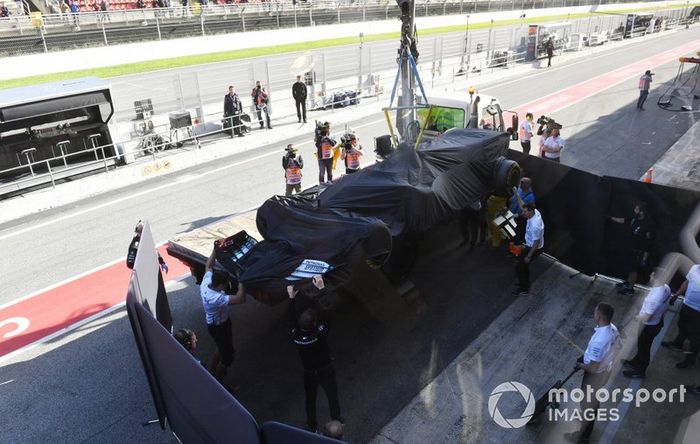 El monoplaza de Lewis Hamilton, Mercedes F1 W11 es llevado a pits