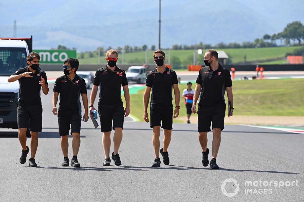 Romain Grosjean, Haas F1, cammina in pista con Pietro Fittipaldi e dei colleghi