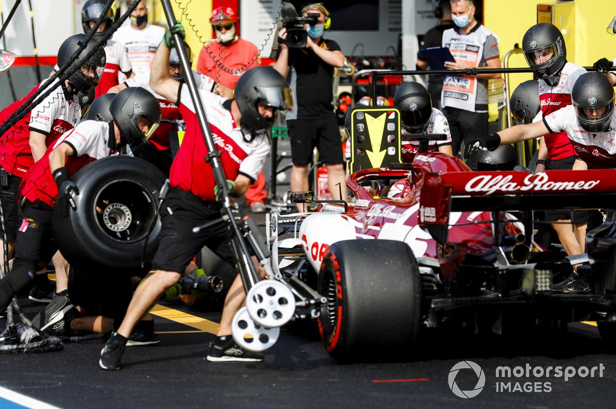 Kimi Raikkonen, Alfa Romeo Racing C39, fa un pit stop durante le FP2