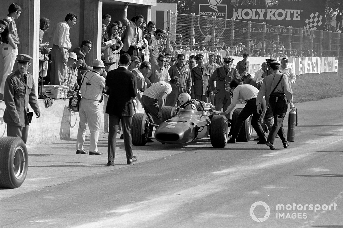 …а на 47-м к невероятному огорчению трибун у механиков Ferrari притормозил Эймон. Гонщик пожаловался на скверную управляемость, однако после долгого ремонта все же вернулся на трассу