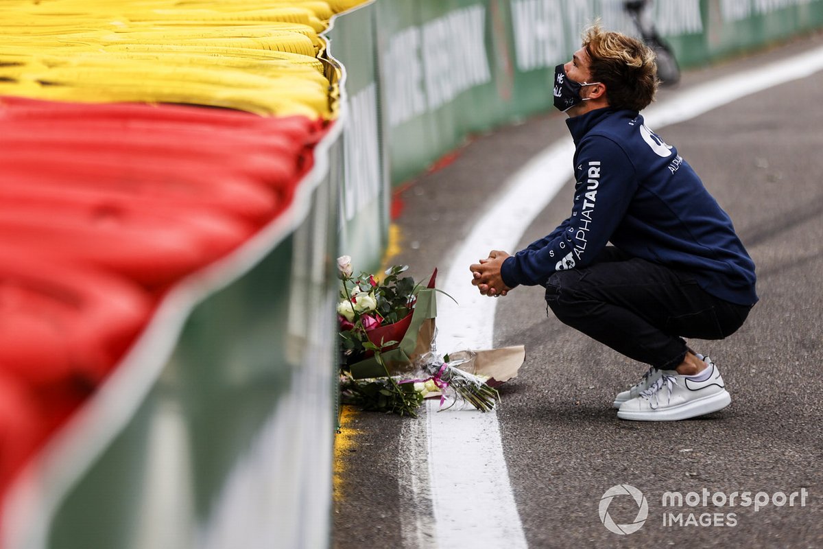 Pierre Gasly, Toro Rosso, deja flores en memoria de su amigo Anthoine Hubert, fallecido en Spa en 2019