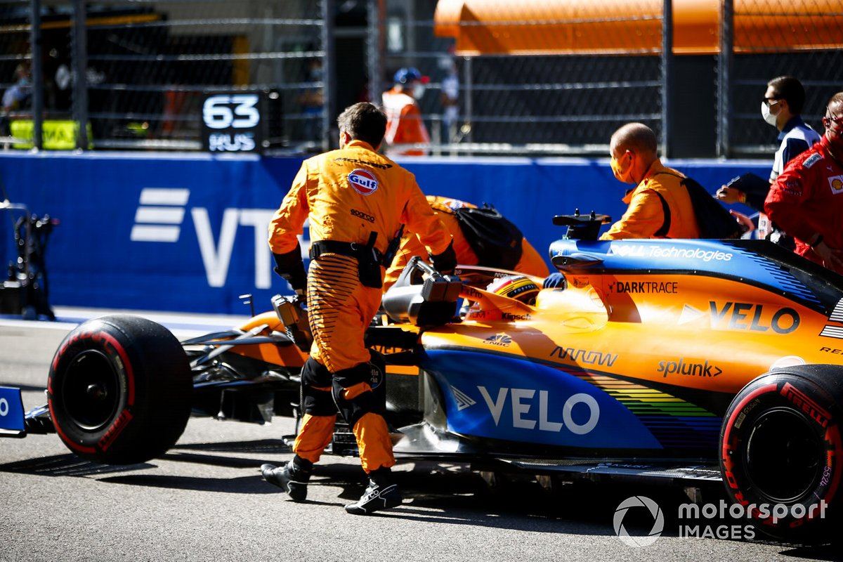 Carlos Sainz Jr., McLaren MCL35, si schiera sulla griglia di partenza