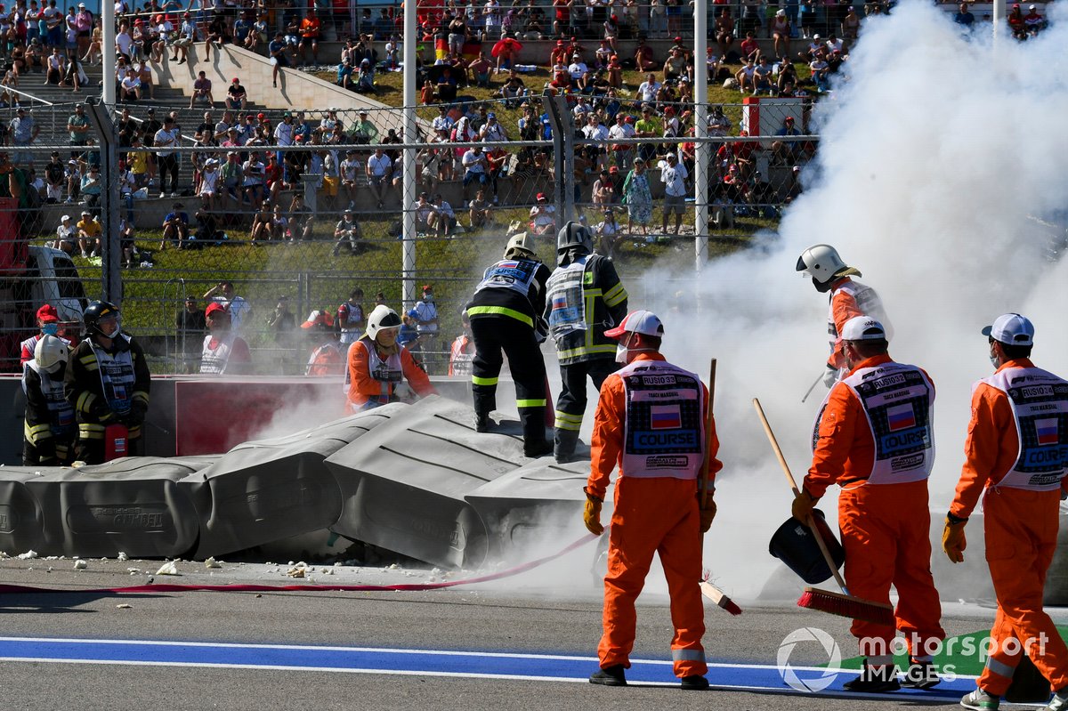 Marshals recover the car of Luca Ghiotto, Hitech Grand Prix after crashing with Jack Aitken, Campos Racing