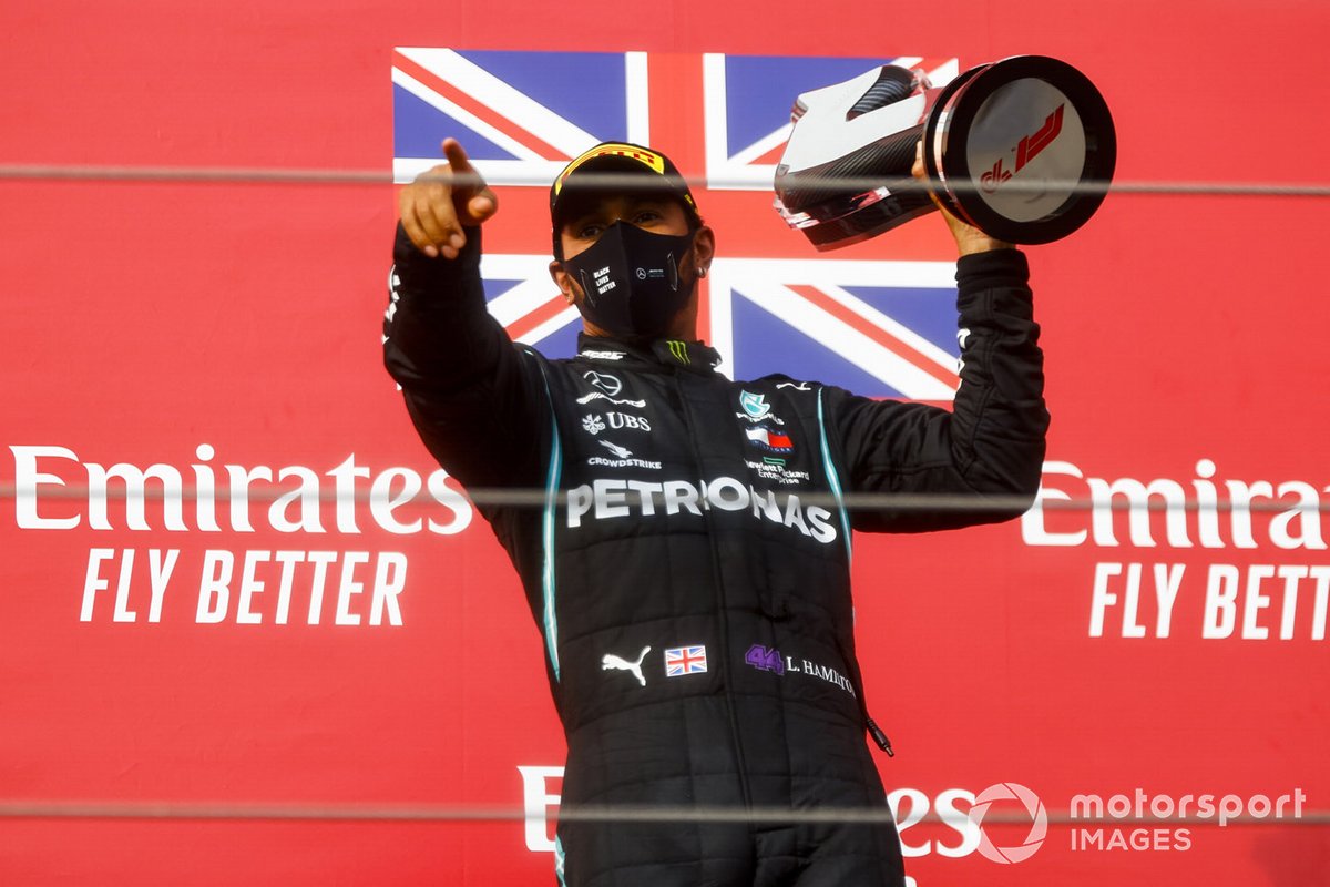 Il vincitore della gara Lewis Hamilton, Mercedes-AMG F1 festeggia sul podio con il trofeo