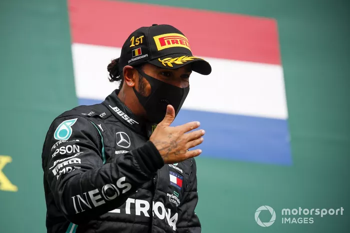 Il vincitore Lewis Hamilton, Mercedes-AMG F1 festeggia sul podio 