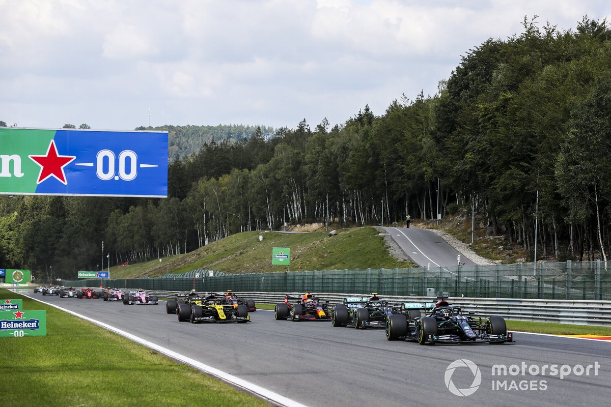 Lewis Hamilton, Mercedes F1 W11, Valtteri Bottas, Mercedes F1 W11, Max Verstappen, Red Bull Racing RB16, Daniel Ricciardo, Renault F1 Team R.S.20, al inicio