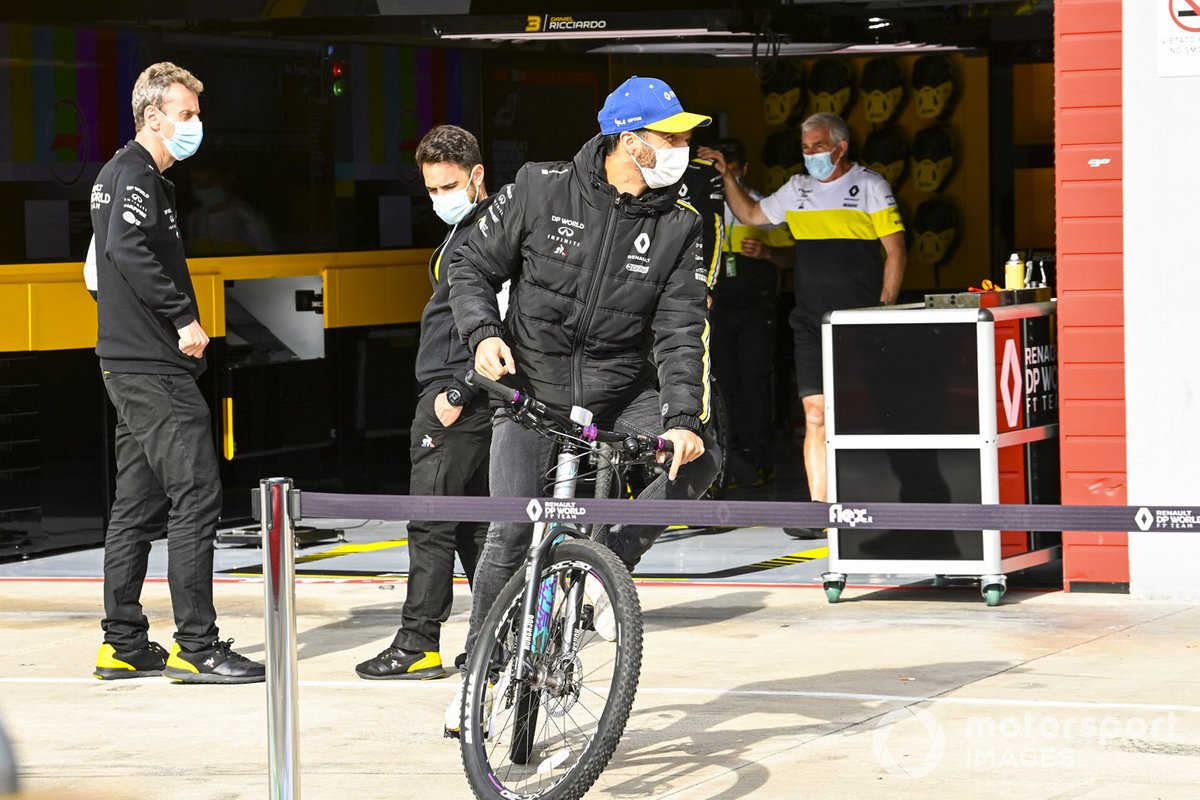 Daniel Ricciardo, Renault F1, sulla bicicletta