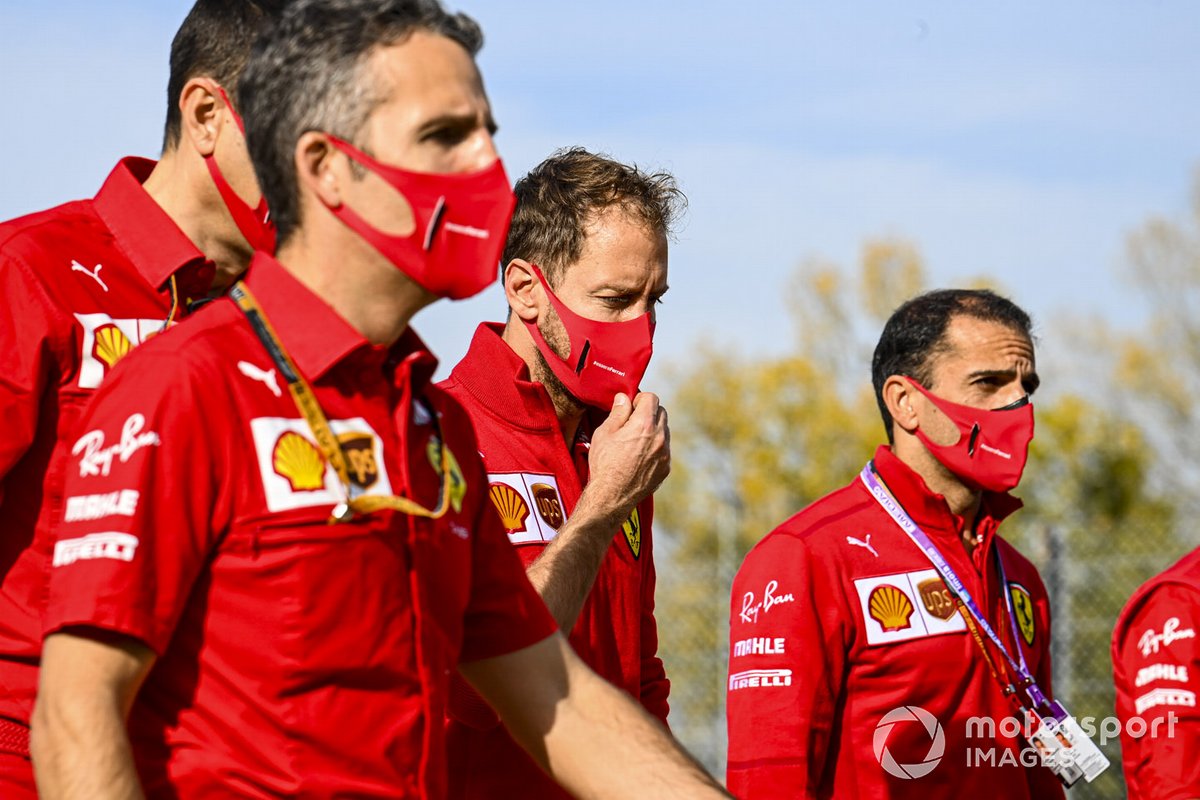 Sebastian Vettel, Ferrari, cammina in pista con Marc Gene, pilota di riserva, Ferrari e altri compagni di squadra