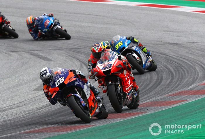 El adelantamiento de Miguel Oliveira, Red Bull KTM Tech 3 para ganar la carrera