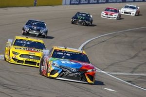 #18: Kyle Busch, Joe Gibbs Racing, Toyota Camry M&M's, #22: Joey Logano, Team Penske, Ford Mustang Pennzoil