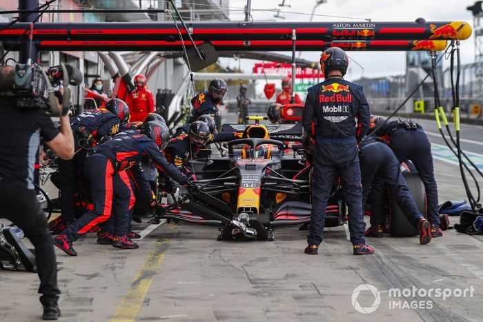 Alex Albon, Red Bull Racing RB16, pit stop